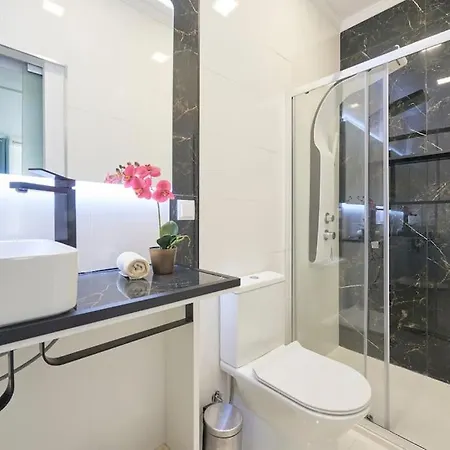 Bright Modern In Center With Ac 리스본