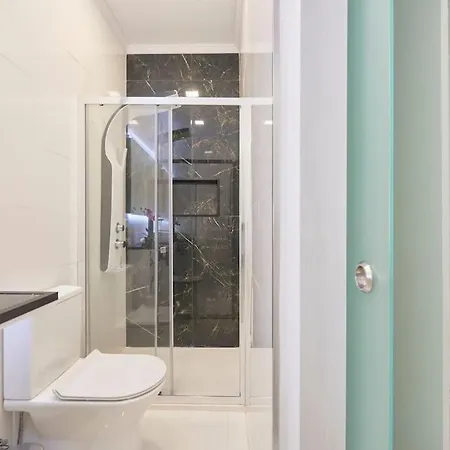 Bright Modern In Center With Ac Apartman