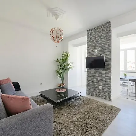 Bright Modern In Center With Ac *