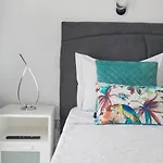 Bright Modern In Center With Ac